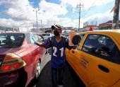 Un vendedor ambulante ofrece mascarillas en las calles.