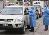 Más de 200 vehículos hacían fila hace unas semanas en los exteriores de un laboratorio privado en el norte de Guayaquil para hacerse la prueba de Covid-19.