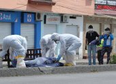 Criminalística levanta el cuerpo de una mujer que fue dejado por sus familiares en un mueble en el norte de Guayaquil porque ya había fallecido hace días.

ABRIL del 2020

4 GERARDO MENOSCAL

Agencia (ag-expreso)