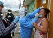 Personal del Ministerio de Salud toma muestras de COVID-19 en la ciudadela Samanes 7, en el norte de Guayaquil,