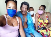 Felicidad. Teófilo Velasco junto a tres de sus cuatro hijas, ayer, en el hospital