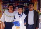 Daniel Lema junto a sus padres María y Manuel cuando en el pasado se graduó del colegio.