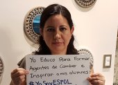 La profesora de la Espol, María Luisa Granda, participa en la iniciativa institucional contra el recorte presupuestario a las universidades.