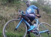 Jorge Montenegro, actual campeón de la Vuelta al Ecuador, durante su práctica por las carreteras de Tulcán. El ciclista lleva mascarilla como parte de su equipo.