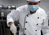 El chef de La Canoa del hotel Continental usa la ropa y la protección que el Ministerio de Turismo determina en el protocolo para los restaurantes.