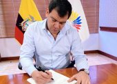 César Litardo, presidente de la Asamblea Nacional, firmando las leyes que serán enviadas al presidente Lenín Moreno.