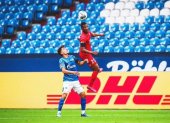 El ecuatoriano Carlos Gruezo fue titular en la goleada 3-0 de su equipo, el Augsburgo, ante el Schalke 04.