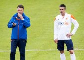 El seleccionador holandés Louis van Gaal (i) y Robin van Persie en su etapa activa. Juntos coincidieron en la selección holandesa en el Mundial 2014.