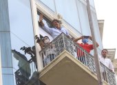 El prefecto del Guayas, Carlos Luis Morales, se asomó a la ventana del edificio para saludar a sus simpatizantes.