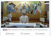 El padre Julián Ballesta, párroco de la iglesia Santo Tomás de Aquino, de Guayaquil, durante una de las misas en línea.