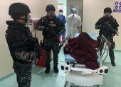 Custodia. El contingente policial en el hospital Guayaquil por Salcedo alteró a los demás pacientes del lugar.