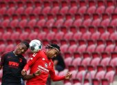 Carlos Gruezo disputa el balón con Jean Paul Boetius del Mainz 05 en el partido por la Bundelisga, este domingo