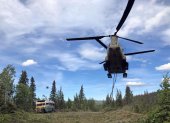 STAMPEDE. Un helicóptero Chinook de la Guardia Nacional eleva el "Fairbanks 142", el autobus famoso por el libro y la película "Into the Wild", desde un remoto lugar fuera del Parque Nacional Denali.