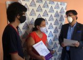 Entrega. El rector de la institución viajó esta mañana a Playas para entregar las becas a la familia.