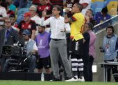 El entrenador de Barcelona, Fabián Bustos (i), da instrucciones este miércoles en un partido del grupo A de la Copa Libertadores entre Flamengo y Barcelona SC, en el estadio Maracaná en Río de Janeiro (Brasil).
