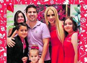 Gabriela con Dalo y sus hijos Abdalá, Dalia, Charlotte y María Gabriela.