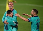 Antoine Griezmann (i) Lionel Messi y Jordi Alba festejan el despertar del Barcelona tras ceder varios puntos. Ahora vuelven a la pelea.