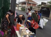 En los exteriores de La Casa Morada, en Urdesa, hubo una feria de libros nuevos y usados en todos los géneros.