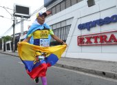Tesón. El atleta corrió 10k solo por las principales calles del centro y norte de la urbe, siguiendo la ruta que ese día y a esa hora debía cumplir la EXPRESO. Terminó en la puerta de este diario.
