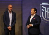 Jordi Cruyff (i) fue presentado el 13 de enero como seleccionador de Ecuador. Ahora la FEF dirigida por Francisco Egas busca la salida del entrenador europeo.