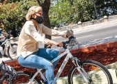 La alcaldesa Cynthia Viteri, durante un recorrido por la ciclovía de la avenida Barcelona.