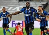 Romelu Lukaku (c) encabeza la celebración del Inter italiano.