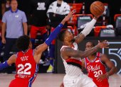 Damian Lillard (c), de los Portland Trail Blazers, penetra en la defensa de Philadelphia.