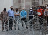 Moradores y dueños de locales del centro piden el retiro de las vallas y concertinas de las calles patrimoniales.