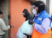 Actor. La exsecretaria de Riesgo, Alexandra Ocles, durante un recorrido entregando los kits de ayuda humanitaria