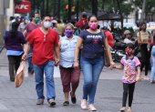 Las personas tienen que habituarse al uso de las mascarillas, lavado de manos y al distanciamiento social para convivir con la pandemia de la Covid-19.