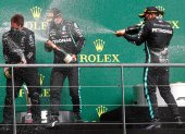 Lewis Hamilton (d) encabezando el festejo de Mercedes, la imagen más repetida en la atípica temporada 2020 de la fórmula 1.