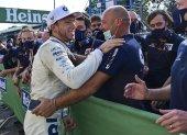 Pierre Gasly festejó esta histórica victoria con los otros integrantes de la escudería.