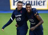 Kylian Mbappé (i) compartiendo junto a Presnel Kimpembe (d) durante la práctica de este lunes, antes de conocer su positivo.