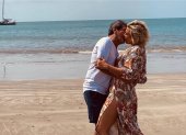 Un romántico beso en la playa.