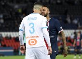 El atacante del PSG, Neymar (d), tuvo un duro encuentro con el español Álvaro González del Olympique de Marseilla.