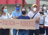Parientes de Roberto malta realizaron un plantón pacífico previo a la audiencia de reformulación de cargos, donde se dictó prosión para la sospechosa