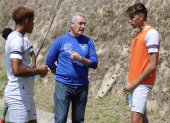 Gustavo Alfaro, entrenador de la selección ecuatoriana, conversa con dos jugadores de la sub-20.