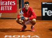 El serbio celbra con trofeo en mano tras doblegar en la final por 7-5 y 6-3 al argentino Diego Schwartzman.