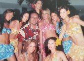Marcos Tapia junto a las candidatas a Miss Ecuador 2005, entre ellas Bianca Salame, Gia Baquerizo, Magacha Manzano  y Ximena Zamora (extremo derecha).
