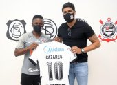 Juan Cazares mostrando la camiseta de su nuevo equipo.