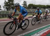 Richard Carapaz (i) fue uno de los protagonistas en la complicada prueba de ruta del Mundial de Ciclismo.