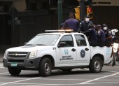 En camionetas del Cabildo y camiones se movilizaron los agentes de la Policía metropolitana.