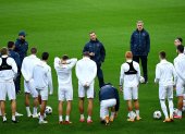 Ukraine"s head coach Andrii Shevchenko (C) speaks to his players during a training session at the Stade de France stadium, in Saint-Denis, north of Paris, on October 6, 2020 on the eve of the friendy football match between France and Ukraine.  / AFP / FRANCK FIFE

 FBL-FRA-FRIENDLY-UKR-TRAINING
