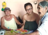 Rosa Tenesaca realiza actividades con estímulos sensoriales en su vivienda.