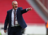 El entrenador argentino, Gustavo Alfaro, estuvo muy activo en la zona técnica durante el partido entre Ecuador y Uruguay en el Rodrigo Paz
