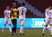 Christian Noboa conversa con Diego Godín después del partido que Ecuador ganó a Uruguay por 4-2 por las eliminatorias
