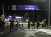 AME6890. PUENTE DE RUMICHACA (ECUADOR), 30/04/2020.- Agentes de la policía ecuatoriana bloquean el acceso la noche de este jueves al puente de Rumichaca, en la frontera con Colombia, después de que decenas de migrantes venezolanos, que estaban varados allí desde hace días, intentaran cruzar por la fuerza y fueran reprimidos con gases lacrimógenos por la Policía colombiana. Los venezolanos exigían cruzar a Colombia para regresar a su país, Venezuela, aunque las fronteras están cerradas desde marzo por la pandemia del coronavirus.EFE/ Xavier Montalvo / SOLO USO EDITORIAL/NO VENTAS ECUADOR COLOMBIA