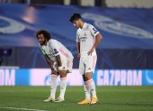 Los jugadores del Real Madrid, Marcelo Vieira (i) y Marco Asensio se lamentan durante el partido ante el Shakhtar.
