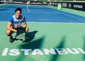 Gonzalo Escobar con el título de campeón del Challenger de Estambul
