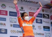 Miryam Núñez celebra en el podio tras asumir el liderato de la competencia en Colombia.